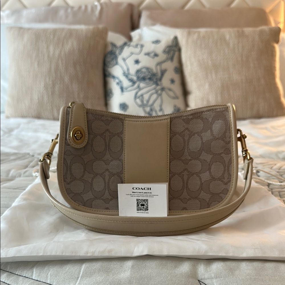 Coach Swinger Bag In Signature Jacquard - Brass/Stone Ivory